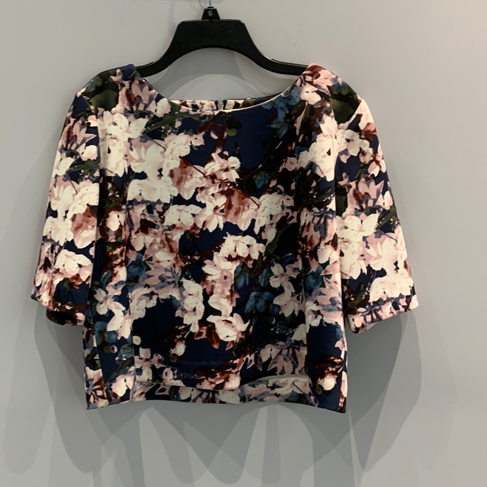 Gorgeous floral crop  blouse!